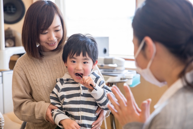 歯科衛生士と小児患者