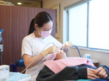 歯のクリーニングをする女性