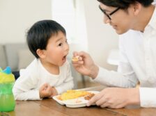 子ども　食事している画像