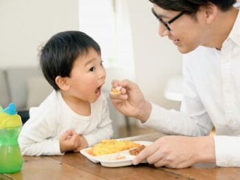 子ども　食事している画像